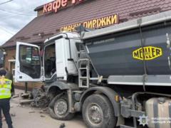 На Хмельнитчине грузовик врезался в автомобили и влетел в кафе
