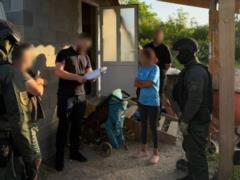 Снимала порно с малолетней дочерью: на Закарпатье многодетная мать взята под стражу. Фото и видео