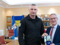 Кличко встретился с послом Израиля Михаэлем Бродским и вручил от столицы нагрудный знак  За содействие обороне Киева 