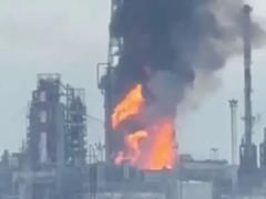 В Тюмени горит крупнейший в регионе НПЗ: видео