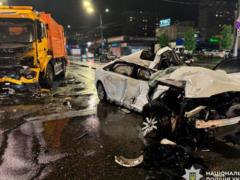 ДТП в Киеве: Audi врезалась в грузовик на встречной полосе