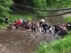 В Черновицкой области оборвался мост через реку, на котором находились более 30 детей: есть пострадавшие