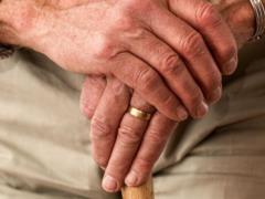 Украинцам могут остановить выплату пенсий из-за одной процедуры: как не потерять средства