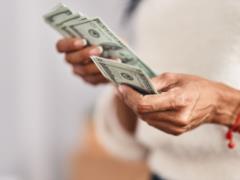 Стоит ли скупать доллары: украинцам посоветовали, во что лучше вкладывать деньги