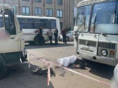 В Закарпатье грузовик въехал в людей, которые выходили из автобуса