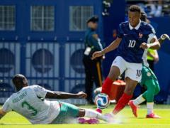 France beat Senegal after a tough fight