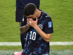 Almiron snatched the red card from behind the cover of his hand with his hand during the hour of reconciliation with his opponen
