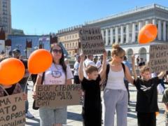 На Майдане люди протестуют против марша в поддержку ЛГБТ-сообщества