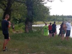 На Закарпатье детей унесло течением в воде: троих спасли, 10-летнего мальчика до сих пор ищут.