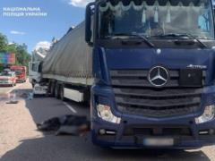 В Киеве водители двух грузовиков погибли в ДТП