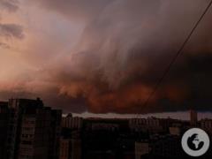 Киев накрыла гроза: ливень и сильный ветер привели к перебоям с электричеством и повреждениям имущества. Фото и видео