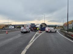 Огромная деталь ветряка перекрыла трассу в Польше