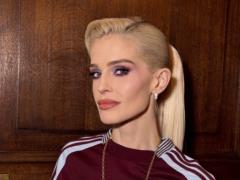 Келли Осборн показала фигуру на яхте и баловство с сыном