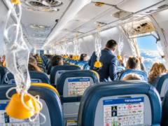 Рейс Ryanair: мужчину затянуло в разбитый иллюминатор