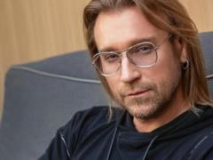 Винник назвал имена двух звезд, которые поддерживают с ним дружеские отношения, несмотря на  бойкот  в Украине, и рассказал о пе