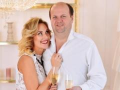 Бронюк отметил 18-ю годовщину брака с женой и показал архивные фото со свадьбы