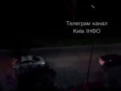 В Киеве мужчина наехал на военного, а во время побега повредил служебные авто и попал в ДТП: видео