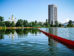 После атаки РФ в Киеве вторую неделю очищают озеро от нефти