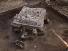 Археологи нашли в Мексике жертвенный алтарь с человеческими останками