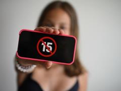 Франция ввела запрет на социальные сети для детей до 15 лет