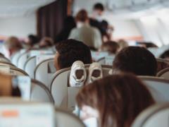 Почему никогда не стоит одевать черные носки в самолете: это мало кто знает