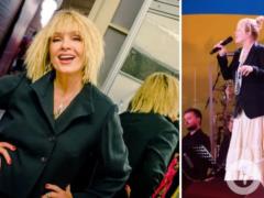 Лайма Вайкуле спела на украинском языке на фоне сине-желтого флага и довела украинцев до слез.