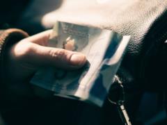 Одна из крупнейших стран мира пересмотрела выплаты украинцам: сколько они будут получать теперь