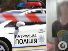 В Киеве подросток бросался с ножом на родных, а затем ранил патрульного. Видео инцидента