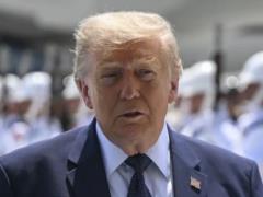 «Предательские заявления»: Трамп пригрозил тюрьмой виновным в утечке данных о дефиците ракет в США