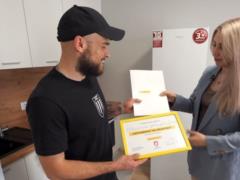 Собственный дом после плена: Фонд Рината Ахметова передал квартиру защитнику Мариуполя Михаилу Мурзе