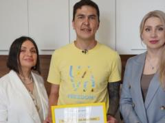 Защитник Мариуполя Эльдар, переживший 792 дня в плену у РФ, получил квартиру от Фонда Рината Ахметова