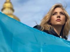 «Мы выиграем эту войну». Подруга Украины Кэтрин Винник приехала в Киев специально к большому празднику и появилась в вышиванке-о
