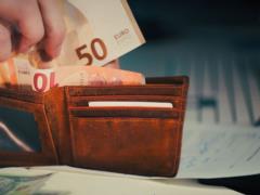 Украинцы в стране ЕС могут получить 5 тыс. евро: кому полагается выплата