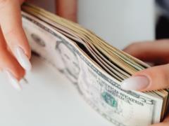 Украинцы массово вкладывают свои деньги в банки: какие депозиты и валюту они выбирают