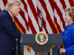 Трамп носит подгузник? The Mirror подловили 80-летнего президента США со странной выпуклостью под одеждой.