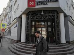 На грани финансового краха: россияне в рекордных объемах вложили деньги в биржу и потеряли сотни миллиардов