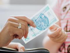 В стране ЕС отказались повышать выплаты украинцам: в чём причина