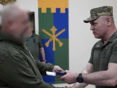  Вы видите врага там, где его не видят другие : генерал Плахута поздравил бойцов-разведчиков