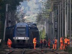 Во Франции с рельсов сошел пассажирский поезд, 44 пострадавших