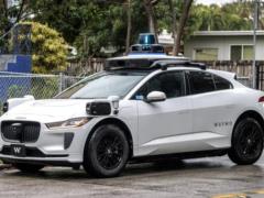 Роботакси Waymo вызвало полицию из-за пассажиров: у подростков нашли заряженную винтовку