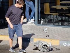 Двигатель реактивного дрона у входа в поврежденное здание АЗС: последствия атаки РФ в Голосеевском районе Киева. Фото и видео