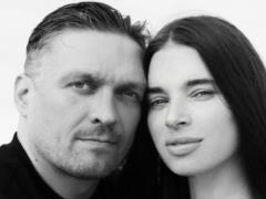 Жена Усика поздравила боксера с 17-летием брака и показала его новый имидж