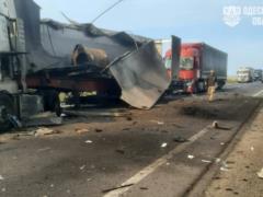 Разбитые грузовики и пострадавшие водители: Россия обстреляла автотрассу в Одесской области