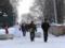 В трескучие морозы украинцы катаются на коньках по Днепру и привязывают санки к джипам