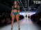Растяжки, целлюлит и складки: модель plus-size Эшли Грэм вышла на подиум в нижнем белье