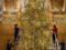In the royal castle of the British Queen set a Christmas tree