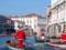 В Венеции прошла традиционная лодочная гонка Санта-Клаусов