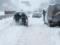 На перевалах у Карпатах через снігопад утворилися кілометрові пробки