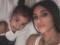 Кім Кардашян зворушила відео, на якому її донька забавно фарбується