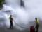 Відеофакт: Співробітники АЗС під Києвом оперативно впоралися із загорянням авто